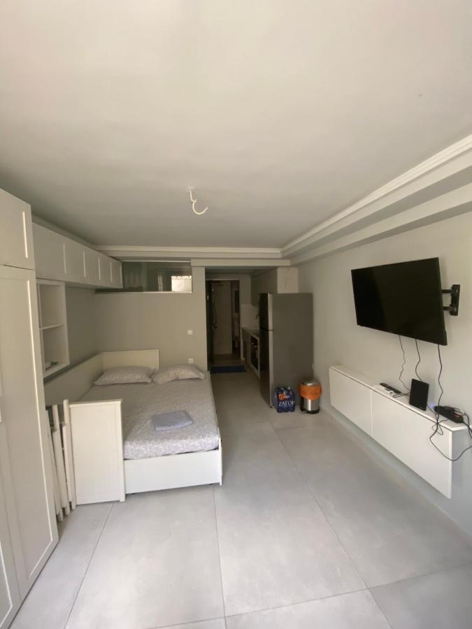 Minimalist Studio Behind Hilton Hotel Athens Exterior photo