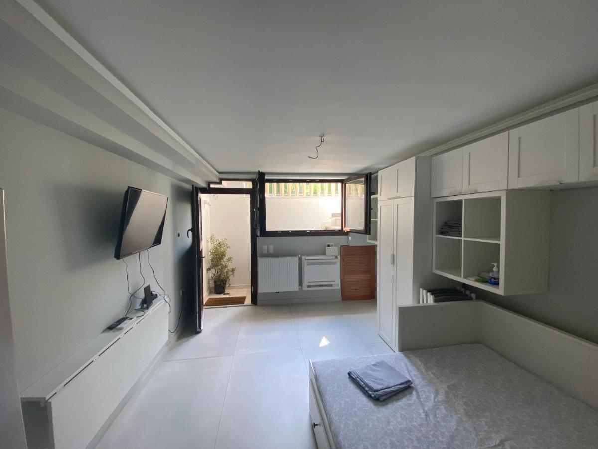 Minimalist Studio Behind Hilton Hotel Athens Exterior photo